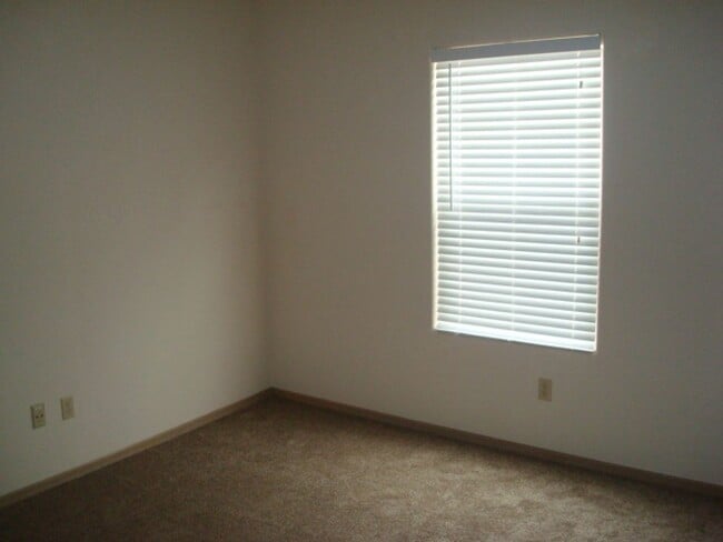 Building Photo - Cute Townhouse in Desirable Area- Close to...