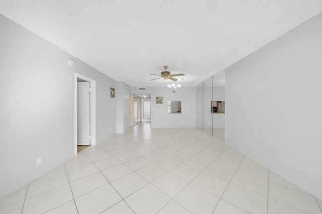 Building Photo - 1035 Country Club Dr