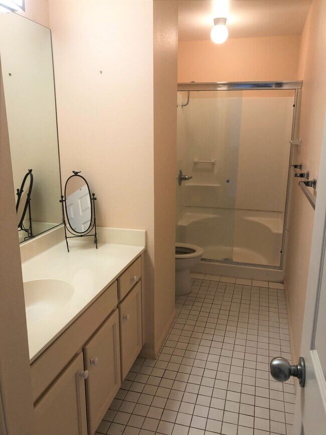 Building Photo - 2 Bedroom 2 Bath Town Home