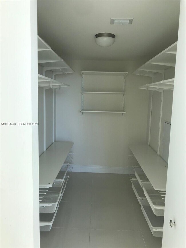 Building Photo - 1861 NW S River Dr