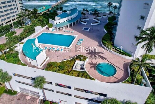 Building Photo - 16485 Collins Ave