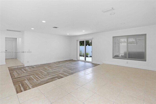 Building Photo - 1110 S 14th Ave