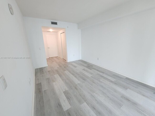 Building Photo - 1100S S Miami Ave