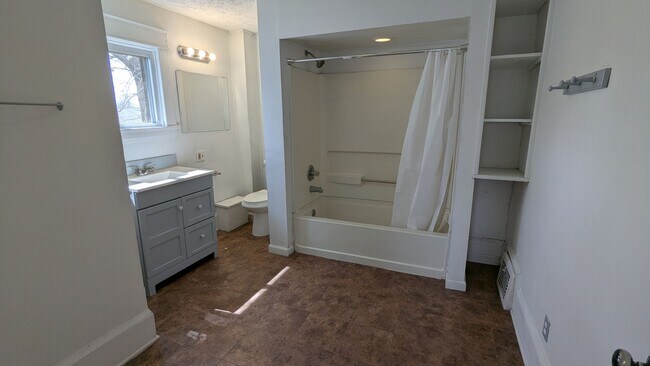 Building Photo - Discover this well-maintained 3-bedroom, 1-bath home in Akron