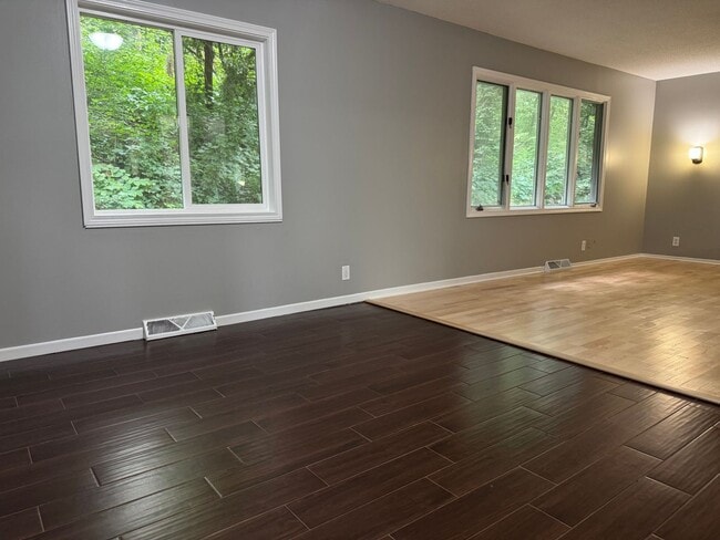 Building Photo - Stunning 3 Bedroom 2 Bathroom Home in Burn...
