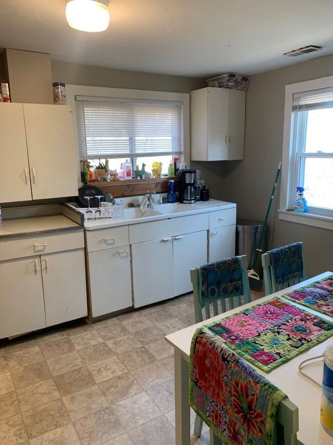 Building Photo - One bedroom, One bath duplex: Maple Height...