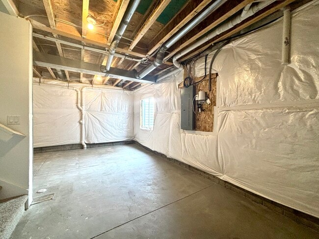 Building Photo - 1502 NE Savana Dr