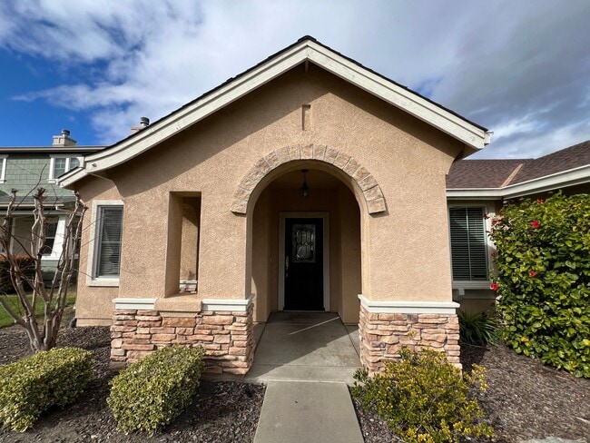 Building Photo - 4 bedrooms, an office and single-story home with a pool!!