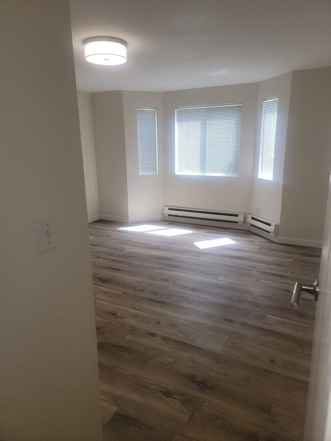 Building Photo - University Place Ground Floor Apartment Home, Newly refurbished "Somerset Place"  2 Bedroom, 1 1/...