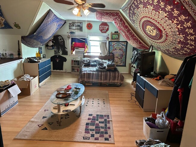 Building Photo - 4-5 Bedroom Single Family Home Located in ...