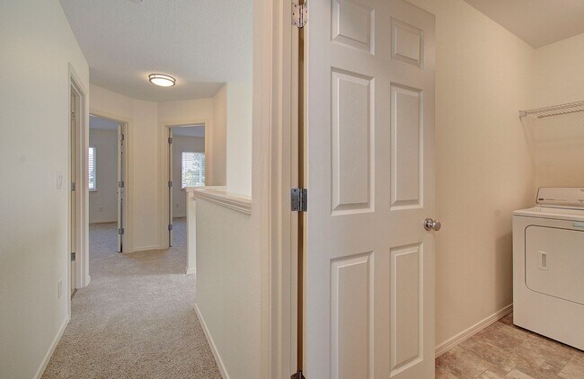 Building Photo - Beautiful Townhome- 3 Bedrooms