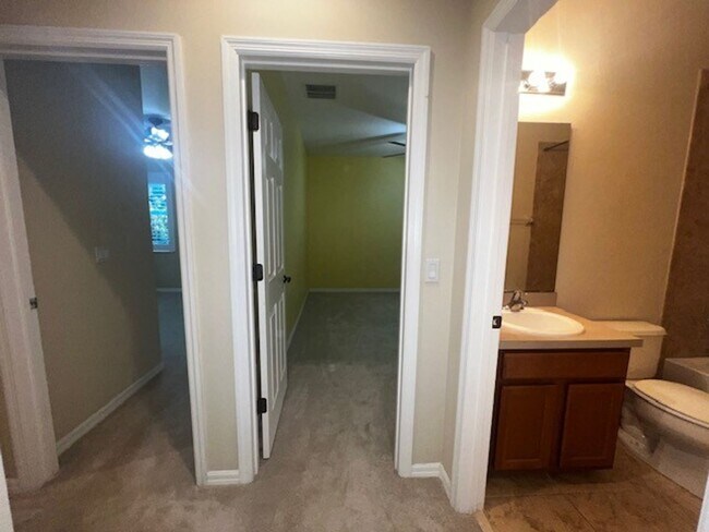 Building Photo - MOVE IN MAY-OVIEDO RENTAL!BEAUTIFUL 3 bd 2.5 bath townhome! 2 CAR ATTACHED GARAGE!FRESH PAINT!