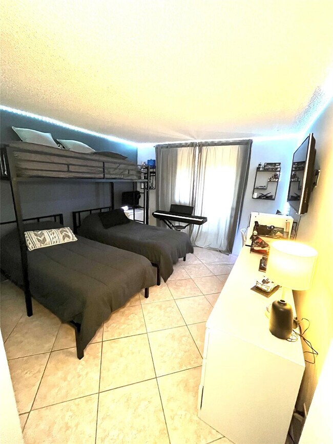 Building Photo - 737 SE 1st Way