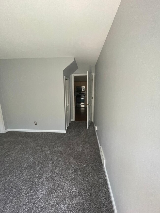 Building Photo - N17W26887 E Fieldhack Dr