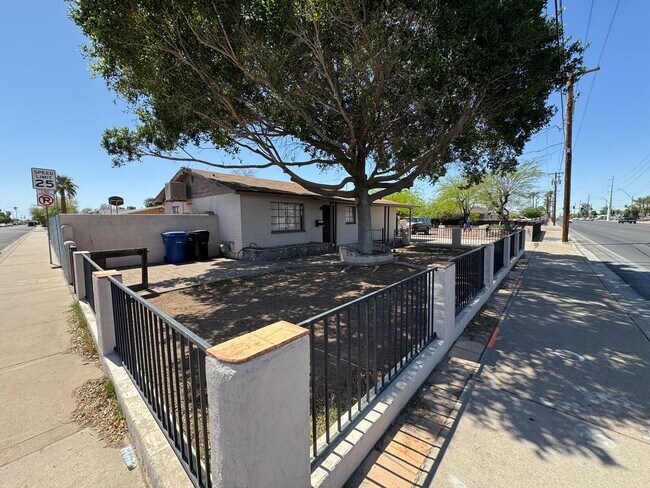 Building Photo - Fantastic 3 Bedroom/2 Bath Single Level Ho...