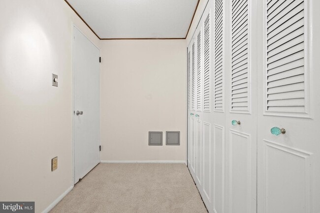 Building Photo - 4600 S Four Mile Run Dr