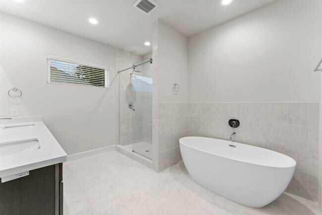 Building Photo - 5905 Haring Ln