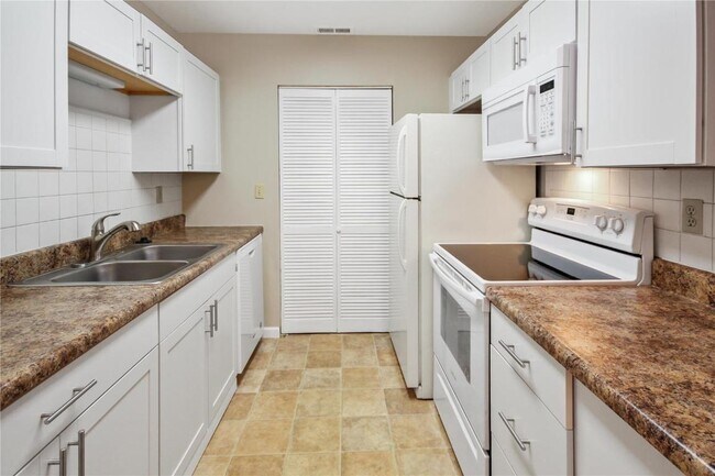 Building Photo - 17048 Sandalwood Creek Dr