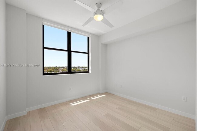 Building Photo - 555 NE 8th St