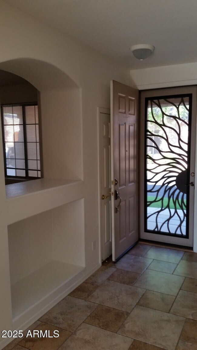 Building Photo - 2050 S Edgewater