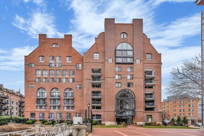 Building Photo - Historic Waterfront - Fitness Center - Concierge - Renovated Kitchen