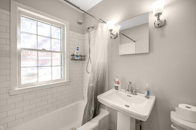 Building Photo - 8827 Lincoln St NE