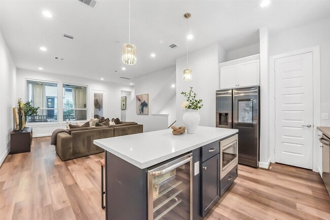 Building Photo - 2804 Grand Fountains Dr