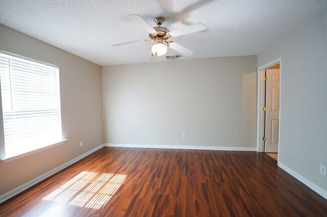 Building Photo - 134 Mustang Dr