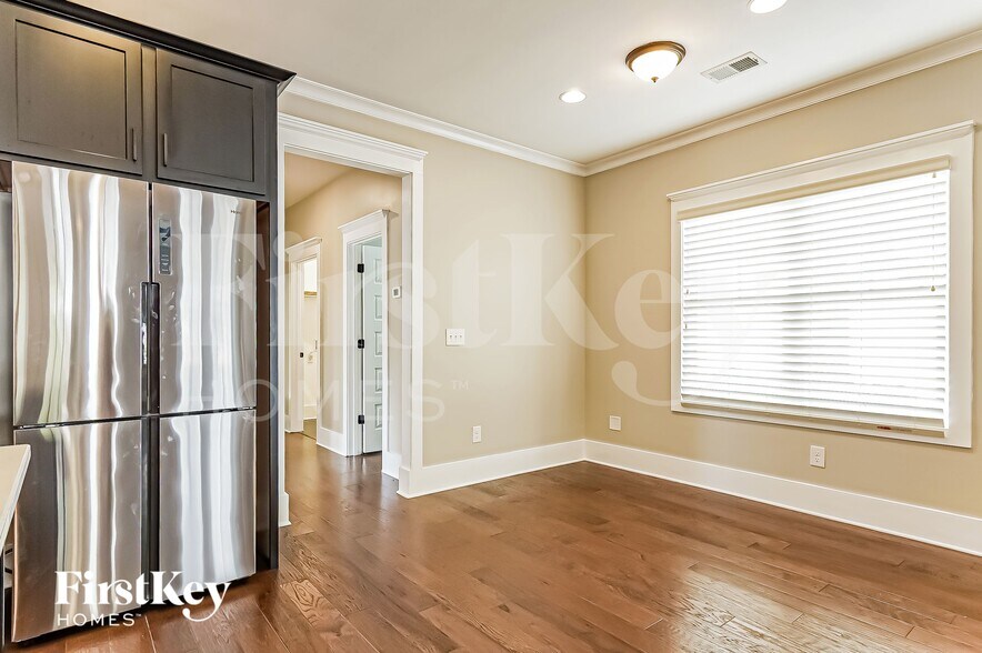 Building Photo - 3253 Sawyer Dr