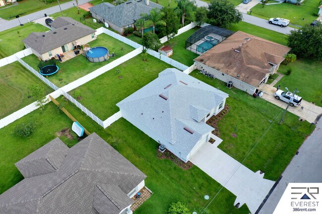 Building Photo - 4 Postman Ln