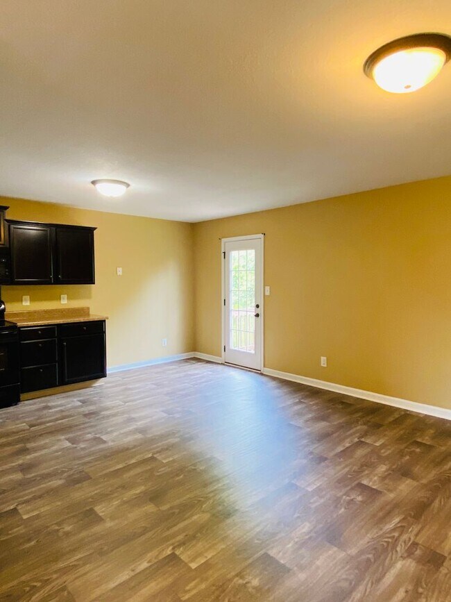 Building Photo - Townhome for Rent with Garage!