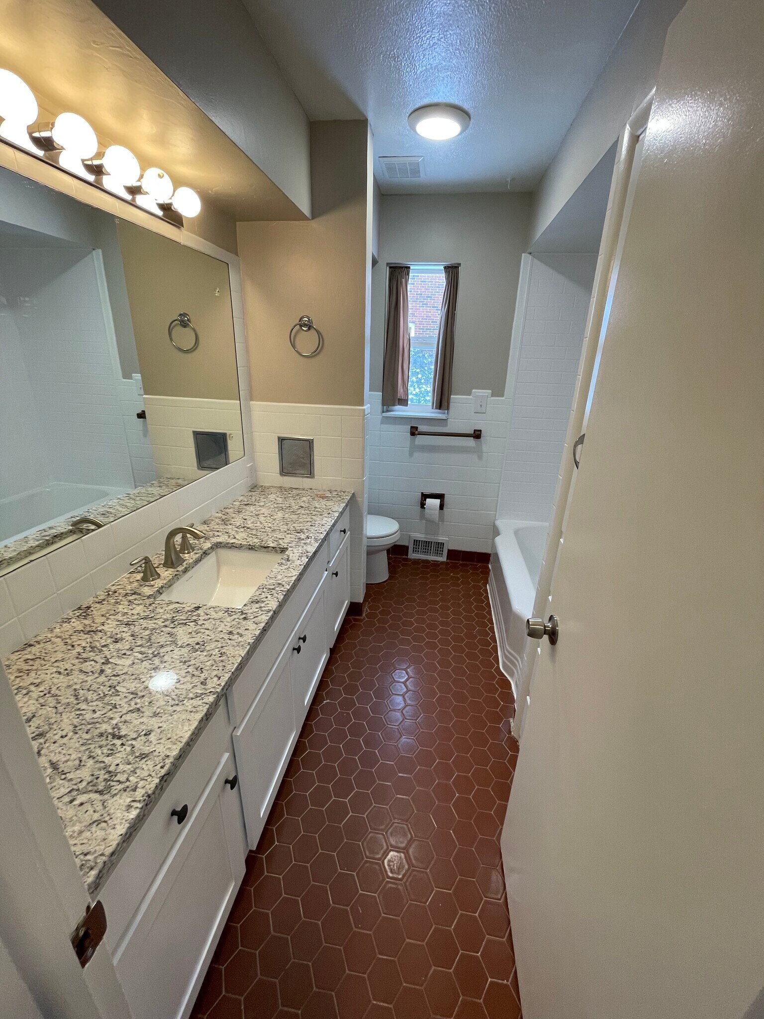 Building Photo - 2844 Chamberlain Rd