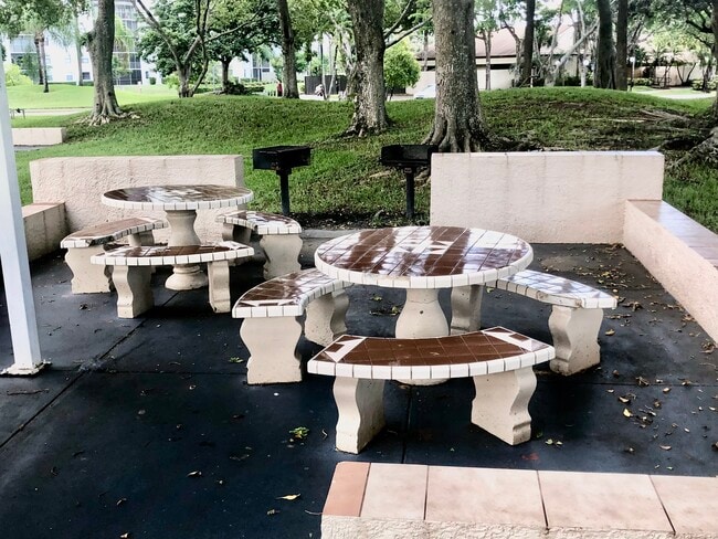 Building Photo - 2311 S Cypress Bend Dr