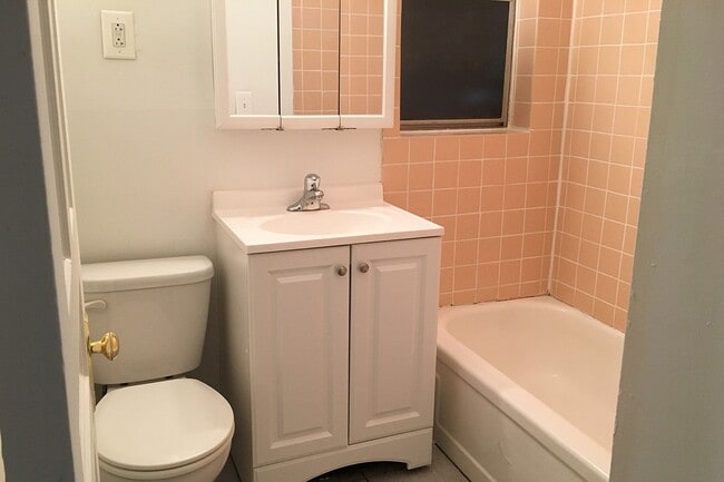 Interior Photo - 5401-5403 S. Woodlawn Avenue