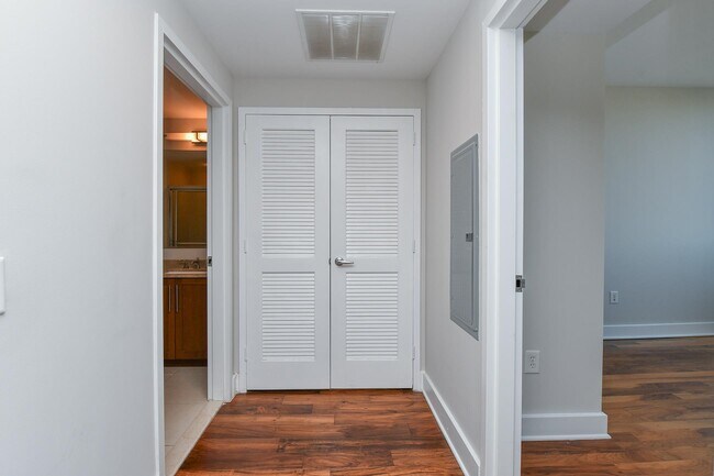 Building Photo - 800 Jackson St