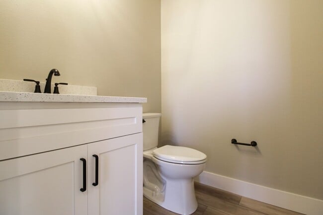 Building Photo - COMMERCIAL1725