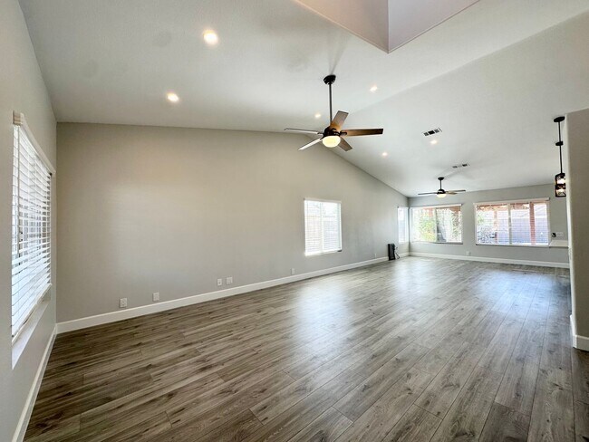 Building Photo - AVAILABLE NOW !! STUNNING 4 Bedroom 2 Bathroom POOL home in La Quinta