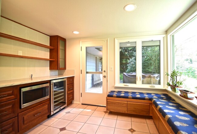 Building Photo - Lake Forest Park Four Bedroom