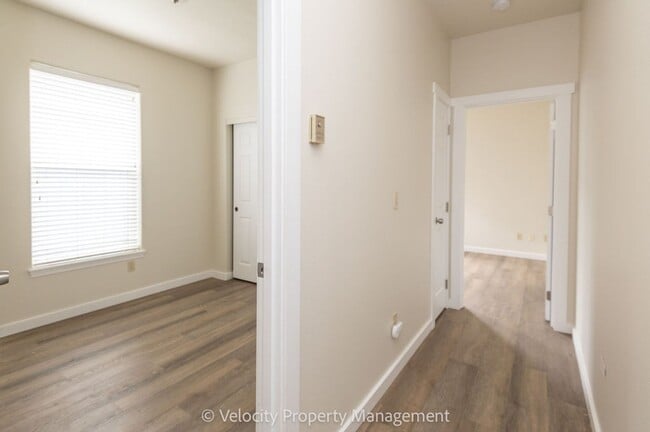 Building Photo - 1025 NE Rambling Ln