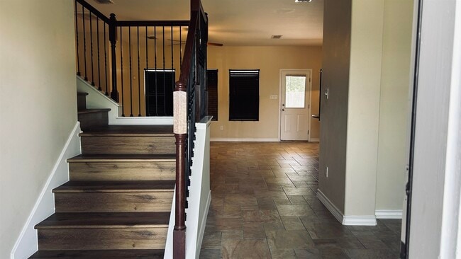 Building Photo - 332 Silverleaf Oak