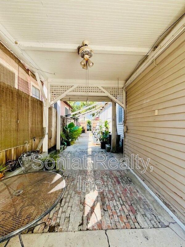 Building Photo - 815 Dante St