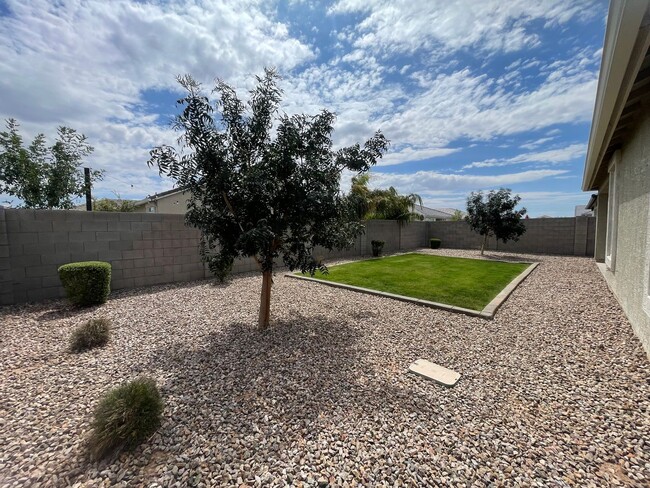 Building Photo - Beautiful and Spacious Single-Level Family...