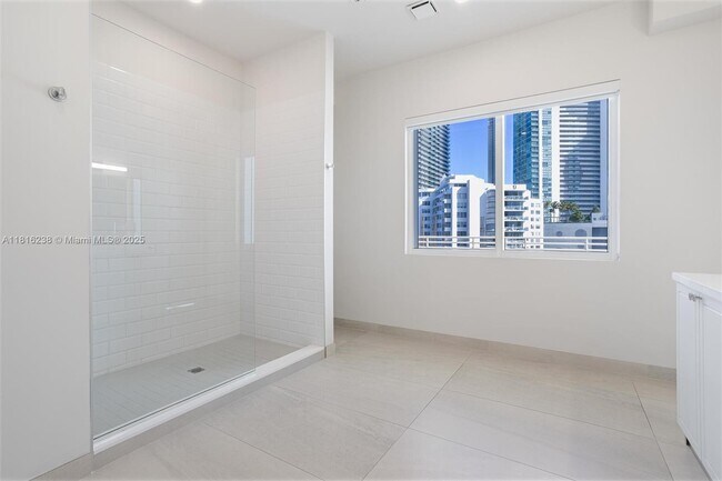 Building Photo - 555 NE 34th St