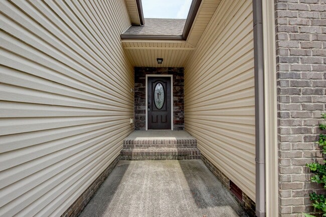 Building Photo - Sweet 3 bed 2 bath clost to post and I-24.