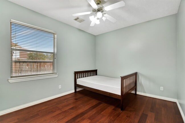 Building Photo - 3015 Newbrook Dr