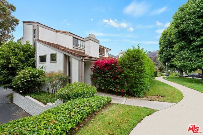 Building Photo - 17088 Palisades Cir