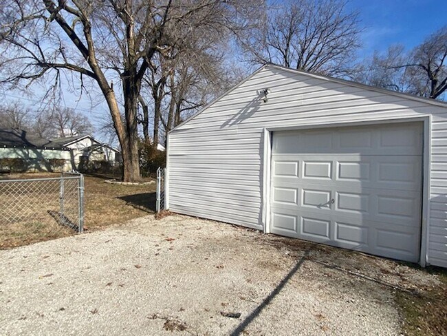Building Photo - Adorable 2 Bedroom Early August