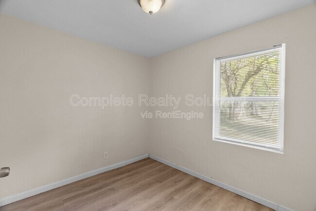 Building Photo - 10140 Earl Dr