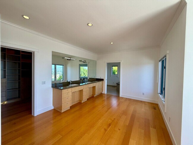 Building Photo - 51 Via Los Altos