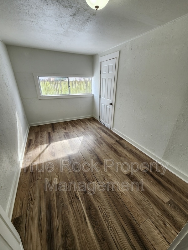 Building Photo - 631 N Hickory Ave